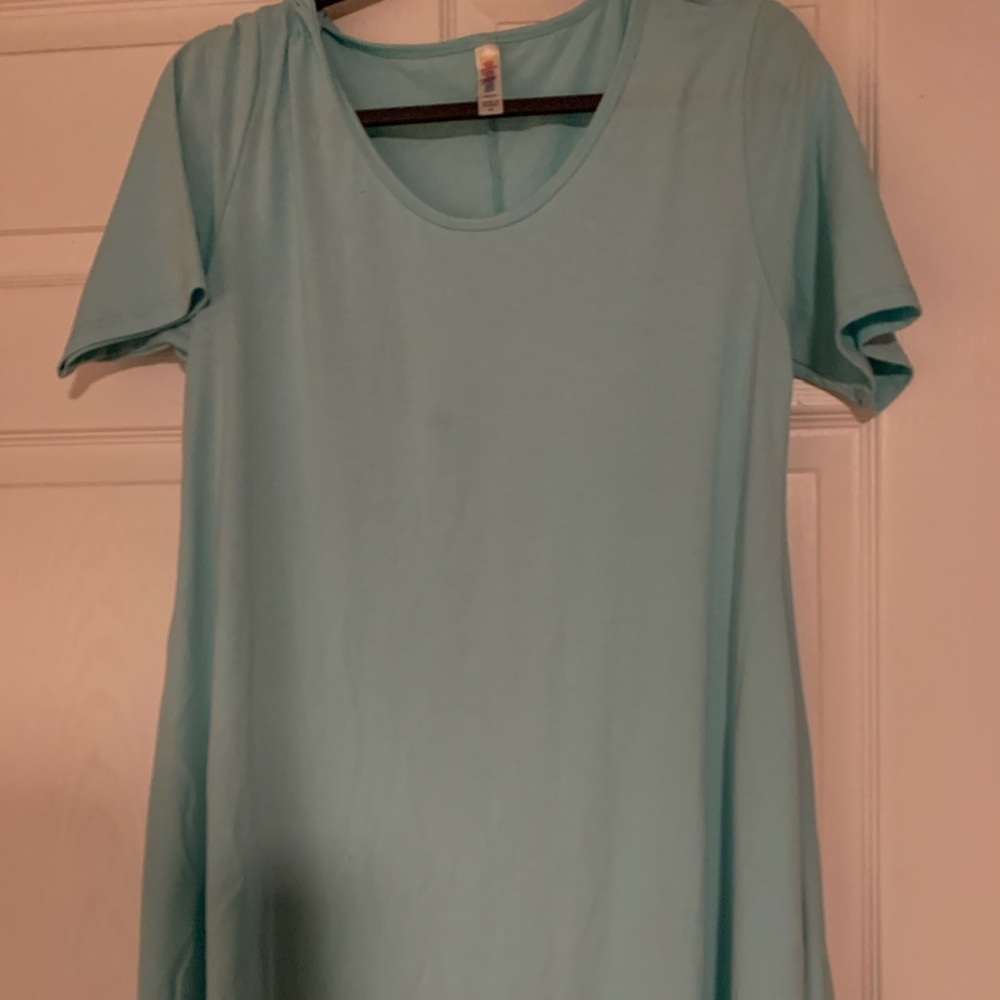 Medium lularoe perfect tee